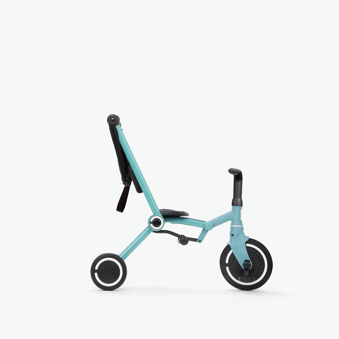 smarTrike Wind Aqua stroller with adjustable canopy and padded seat, designed for comfortable and safe toddler rides.